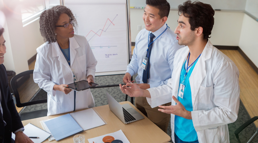 Horas extras, intervalo intrajornada, indenização pelo uso da residência da autora para estocar produtos da empresa.